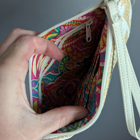 Vera Bradley Coastal Wristlet Clutch In Cream And White. Detachable Wristlet.